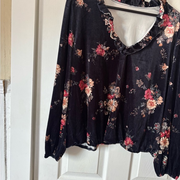 SHEIN Black Floral Blouse - Picture 4 of 4